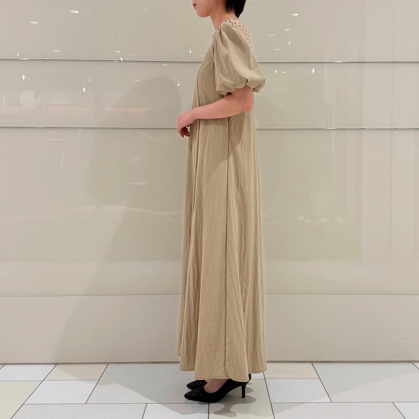 シンプルながら目を惹くワンピース✨ │パパス&ママス