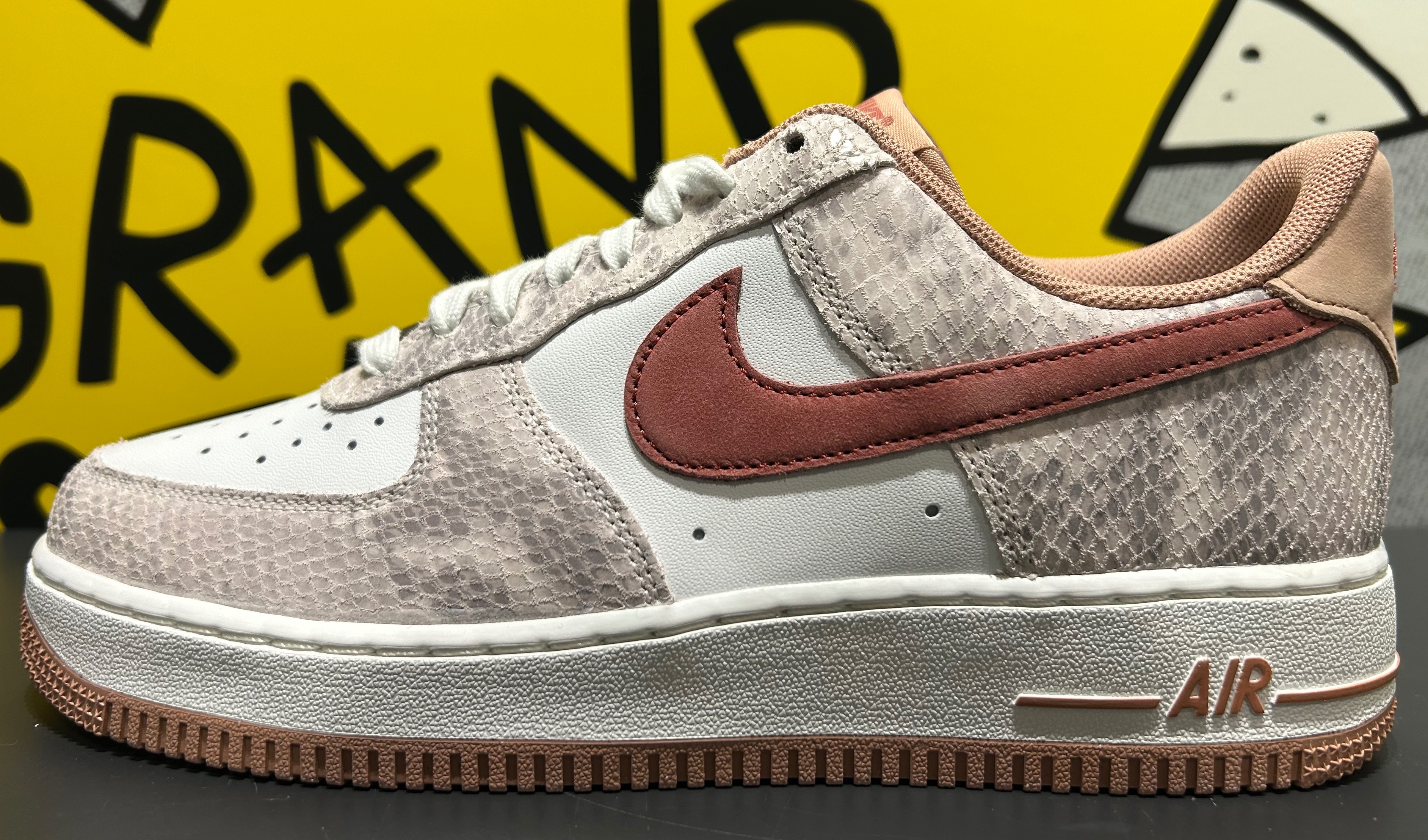 NIKE 】AIR FORCE 1'07 LV8 │ABCマートグランドステージ